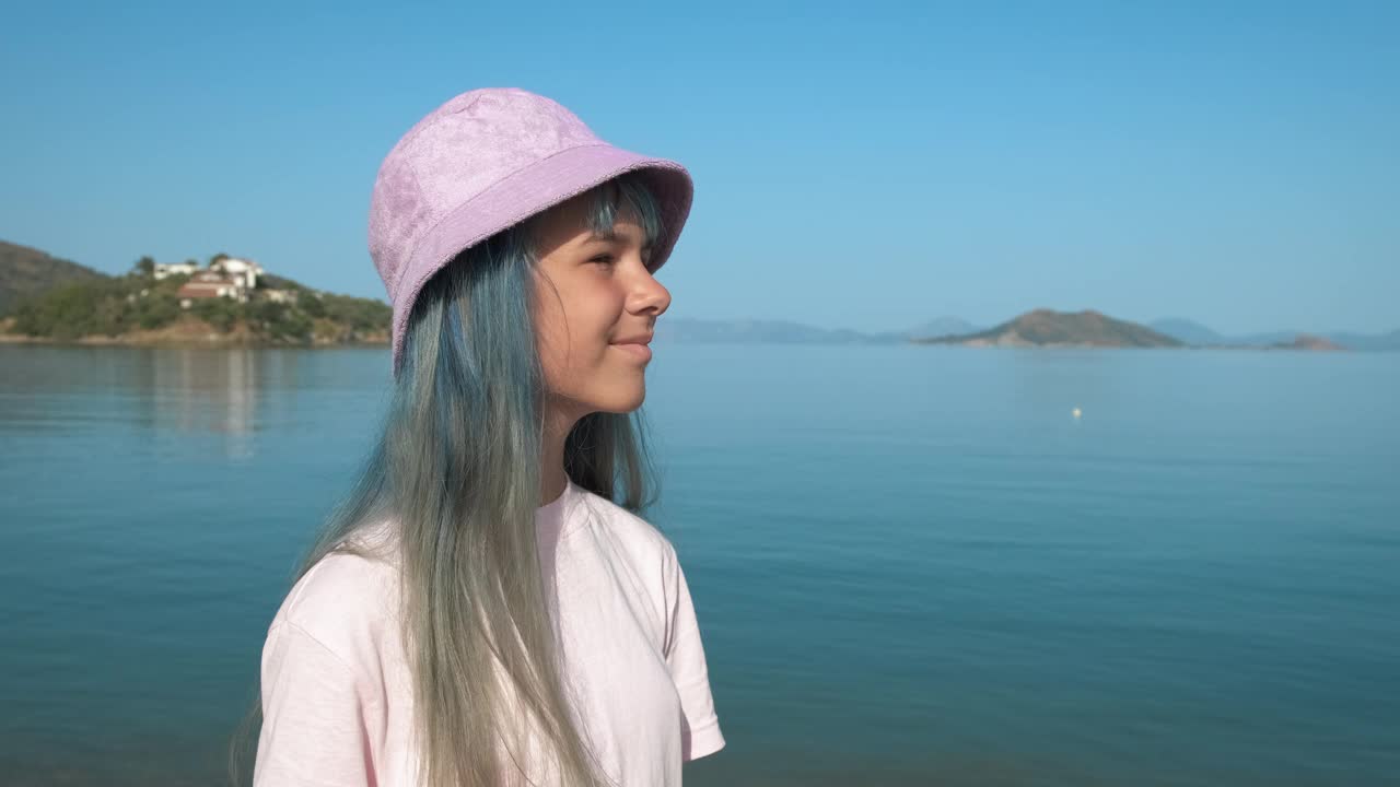 少年以海景为背景视频下载