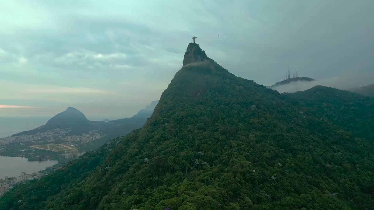 俯瞰在里约热内卢的科尔科瓦多山上被雾笼罩的救世主基督。视频素材