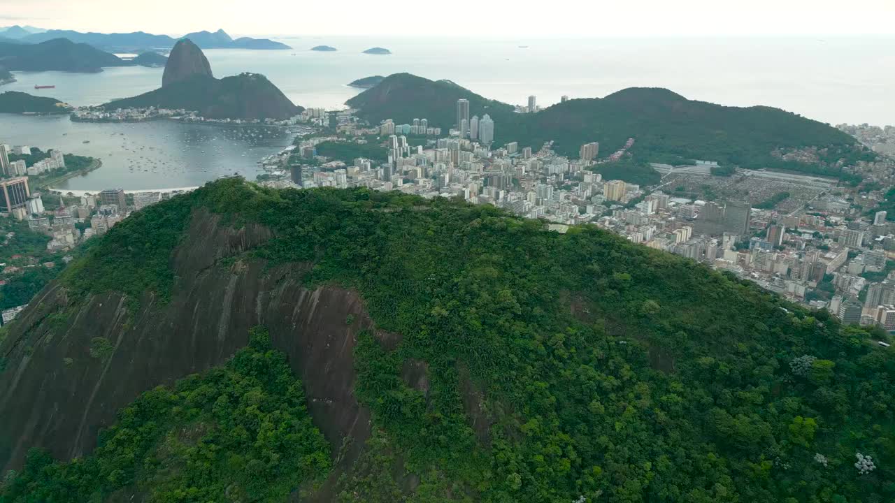 令人惊叹的鸟瞰图里约热内卢，巴西，展示城市景观，郁郁葱葱的绿色植物，和标志性的甜面包山。视频素材