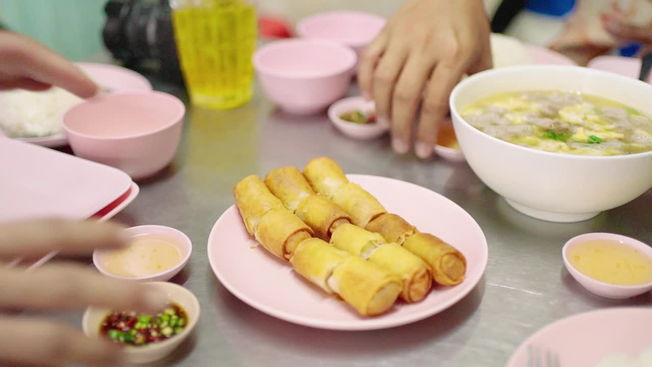 餐桌上有各种传统的泰国食物视频下载