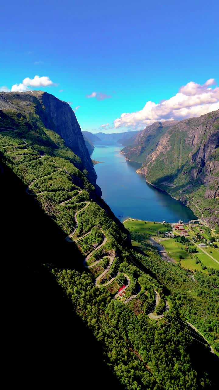 吕瑟峡湾的壮丽景色，在挪威令人惊叹的景观中穿越蜿蜒的道路视频下载