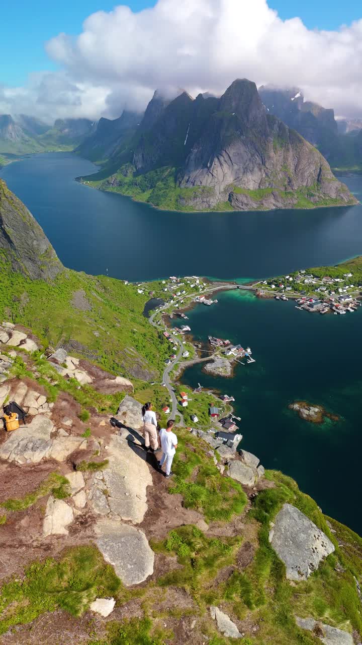 发现Reinefjorden的壮丽景色，位于迷人的罗弗敦群岛，挪威视频下载