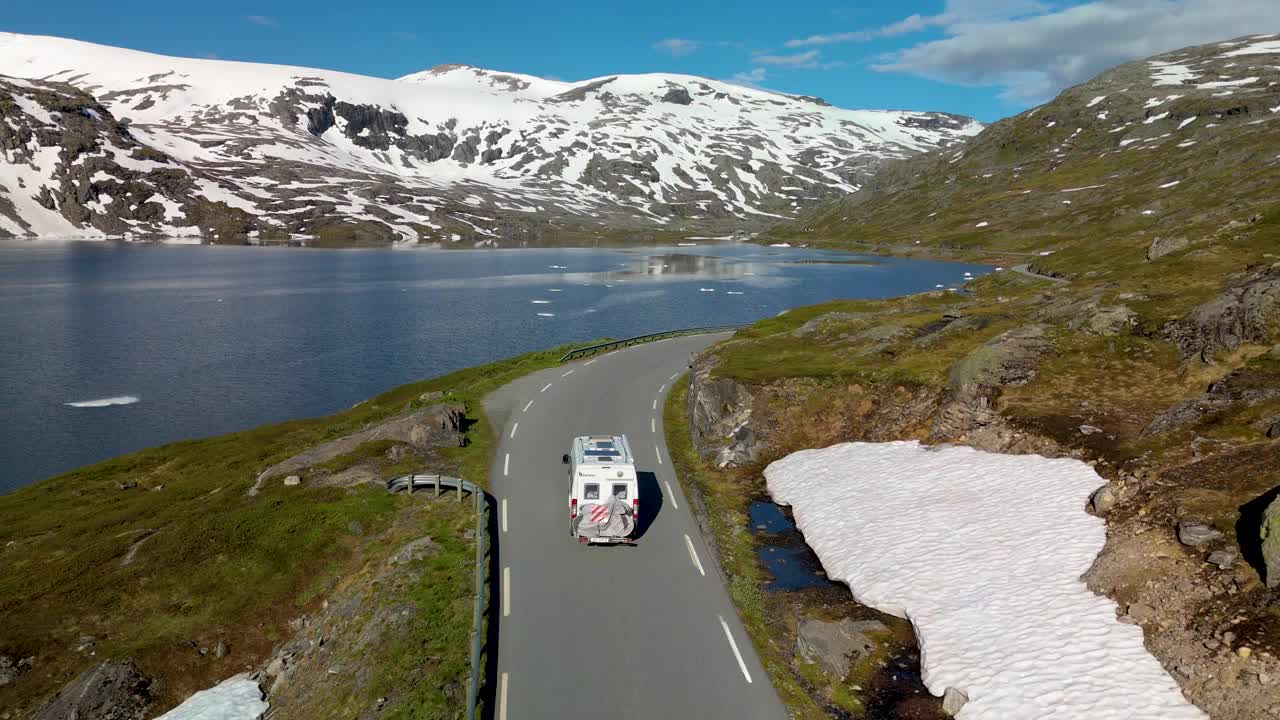 在挪威Geiranger，沿着风景秀丽的道路体验一次令人惊叹和难忘的房车之旅视频素材