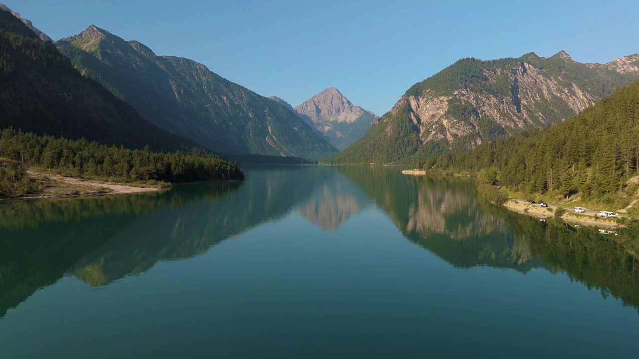 普兰西湖奥地利雄伟的山脉阿尔卑斯山周围在早晨的阳光视频下载