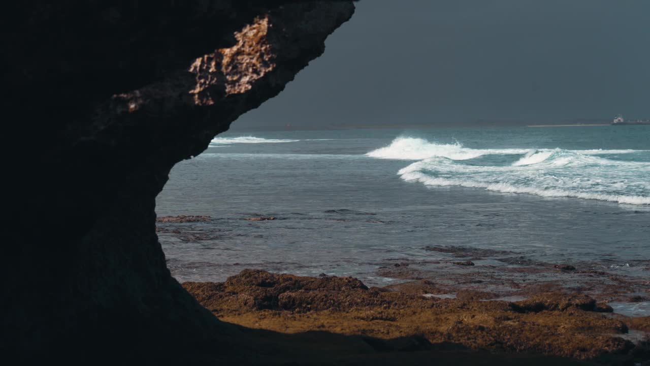 享受宁静的海岸景观，海浪轻轻地撞击岩石入口视频素材