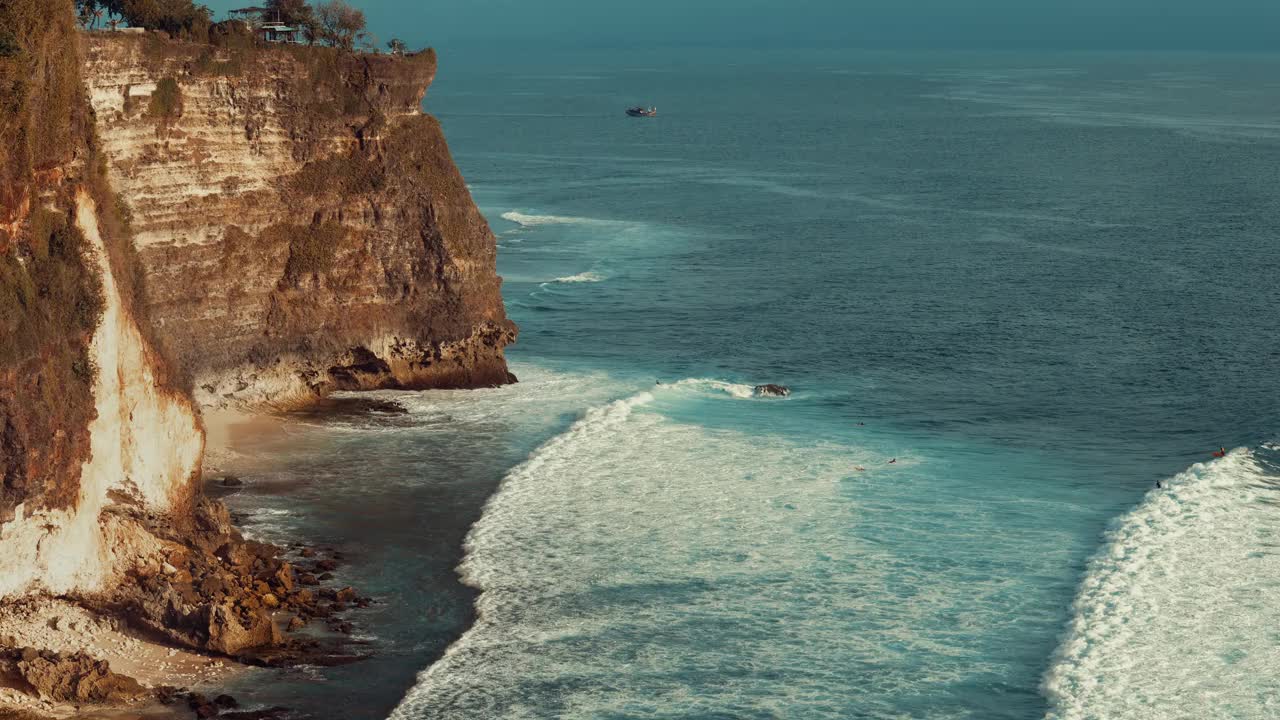 令人叹为观止的海岸景观，海浪和雄伟的悬崖视频素材