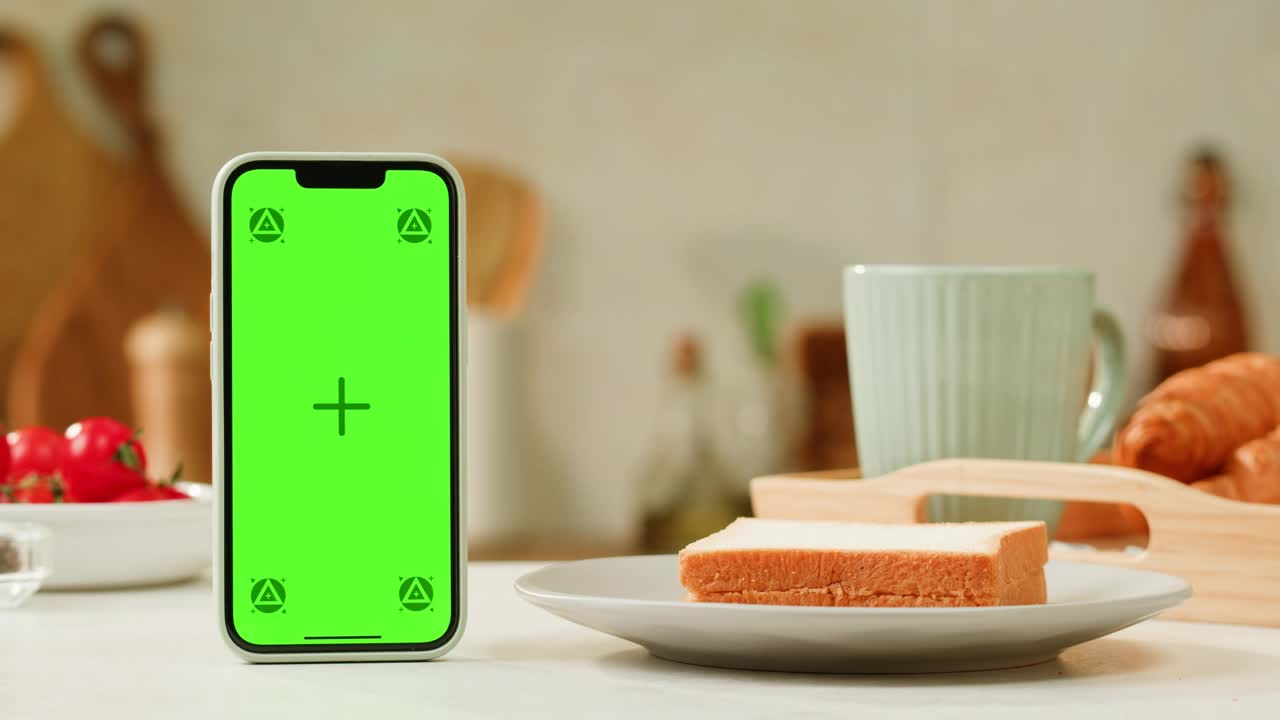 手机绿屏色度键在厨房，餐厅咖啡厅小酒馆应用程序，面包店食品，新鲜的三明治和咖啡的背景，烹饪应用程序。视频下载