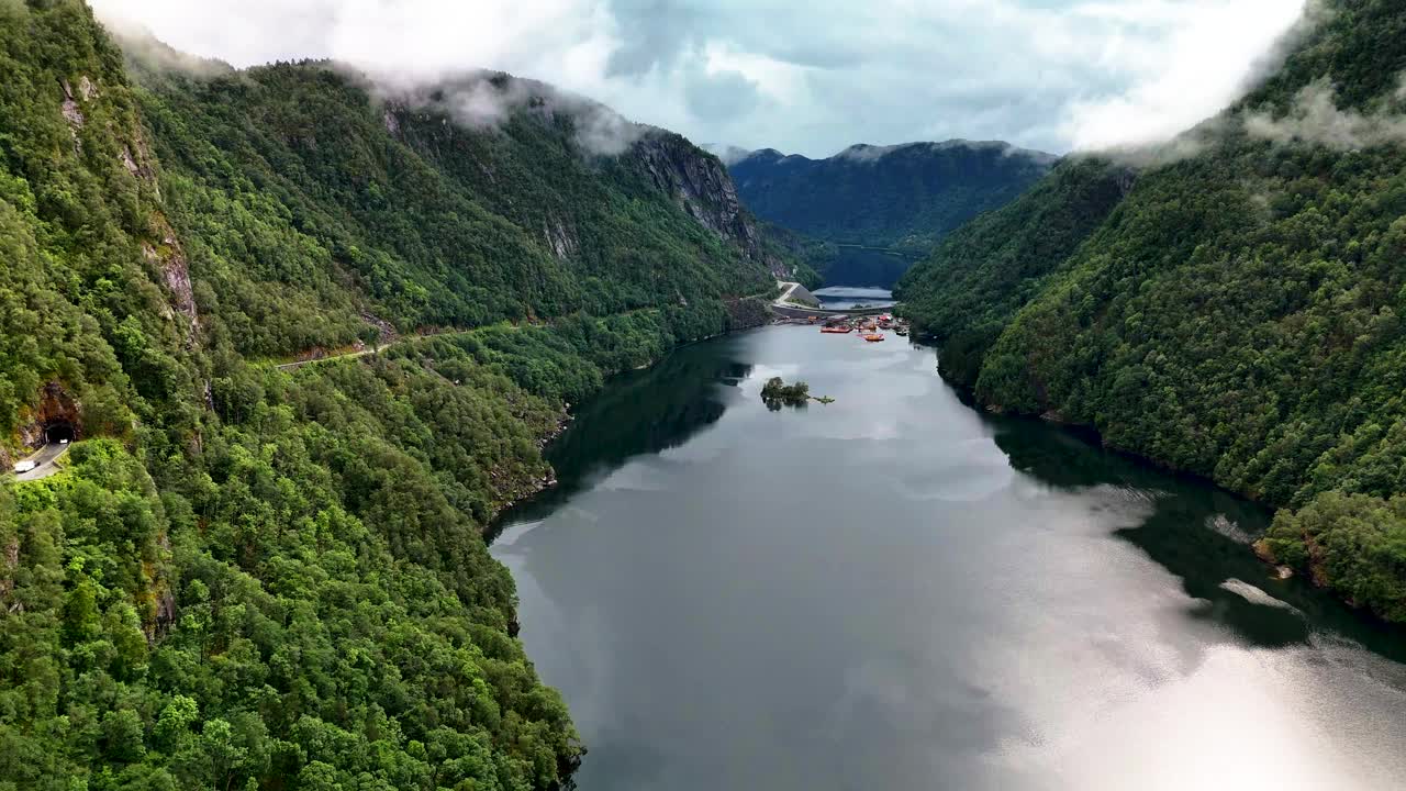 壮丽的景观和郁郁葱葱的青山视频下载