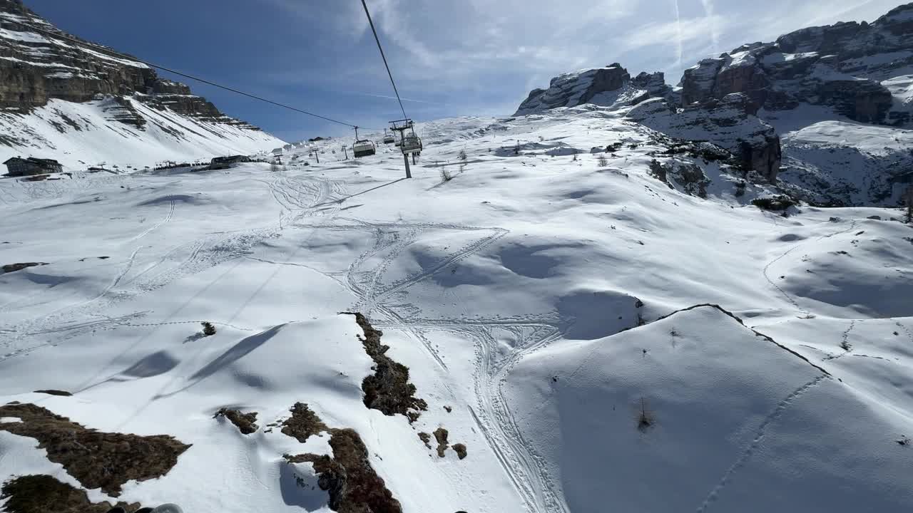 缆车俯瞰滑雪坡视频下载