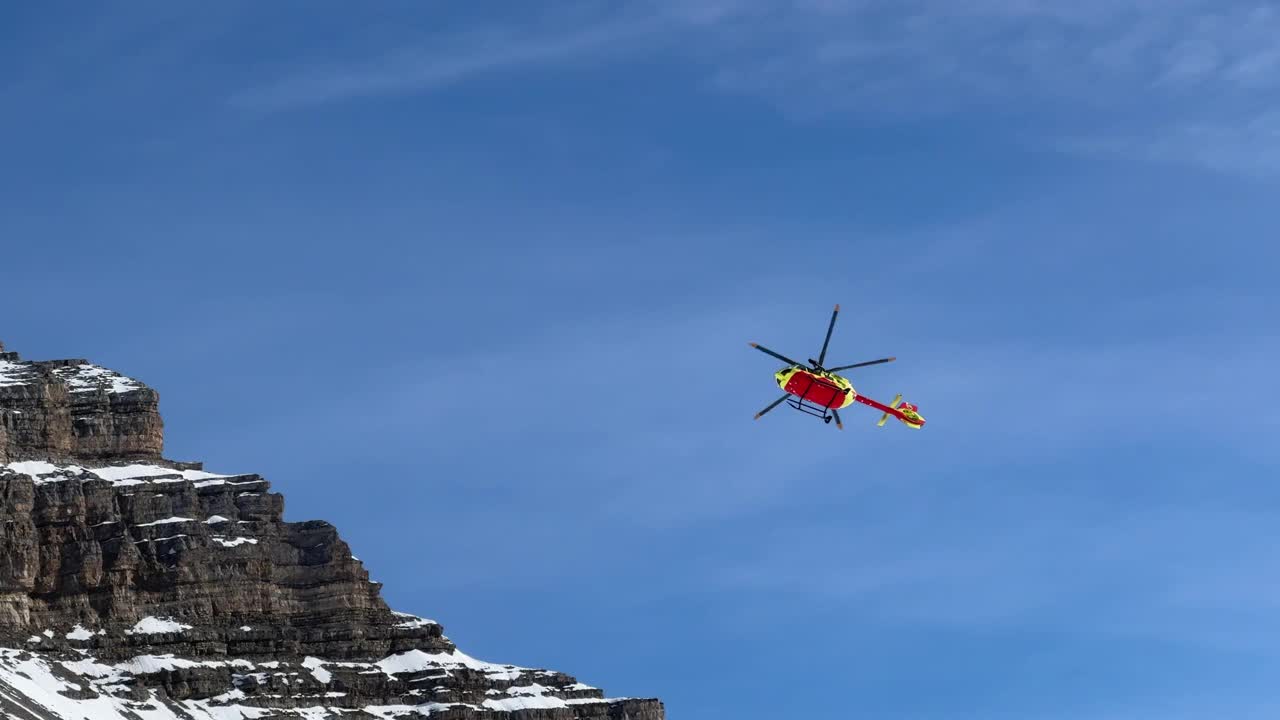 救援直升机在滑雪场上空飞行视频下载