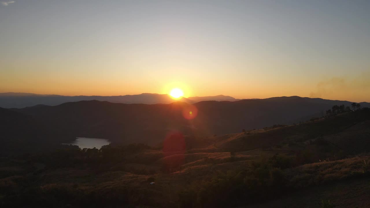 无人机从北部一座山的山顶上拍摄的，太阳正在下山。视频下载