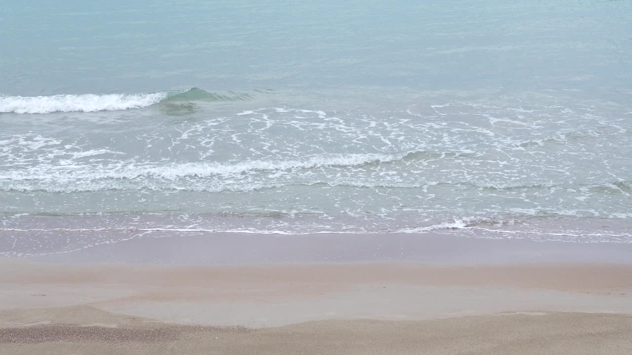 大海是平静的，水是浅蓝色的视频素材