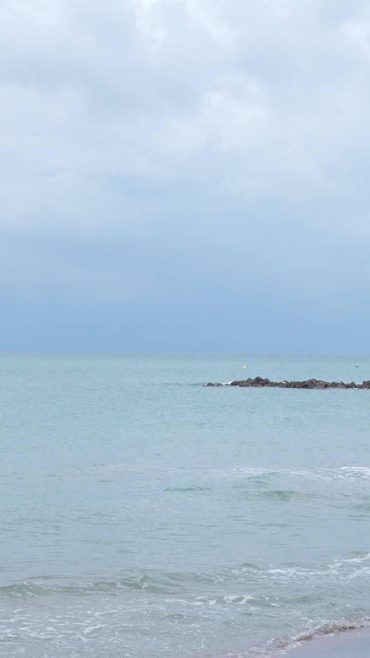 以多云的天空为背景的岩石海岸线视频素材