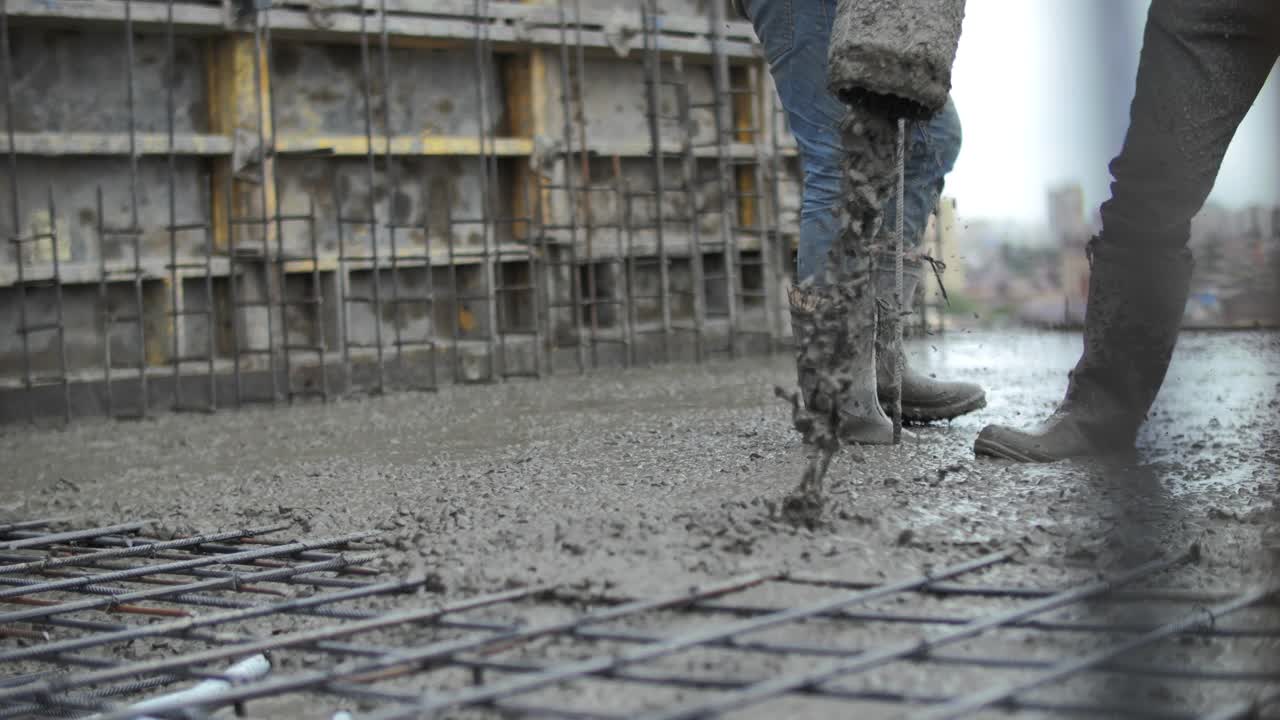 建筑工人们在建筑工地浇筑混凝土视频素材