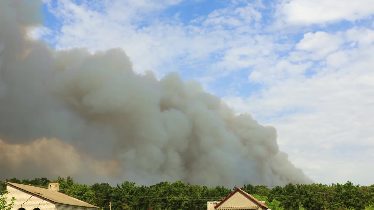 森林大火的烟雾升入天空。从农村地区的火灾中冒出的浓烟视频下载