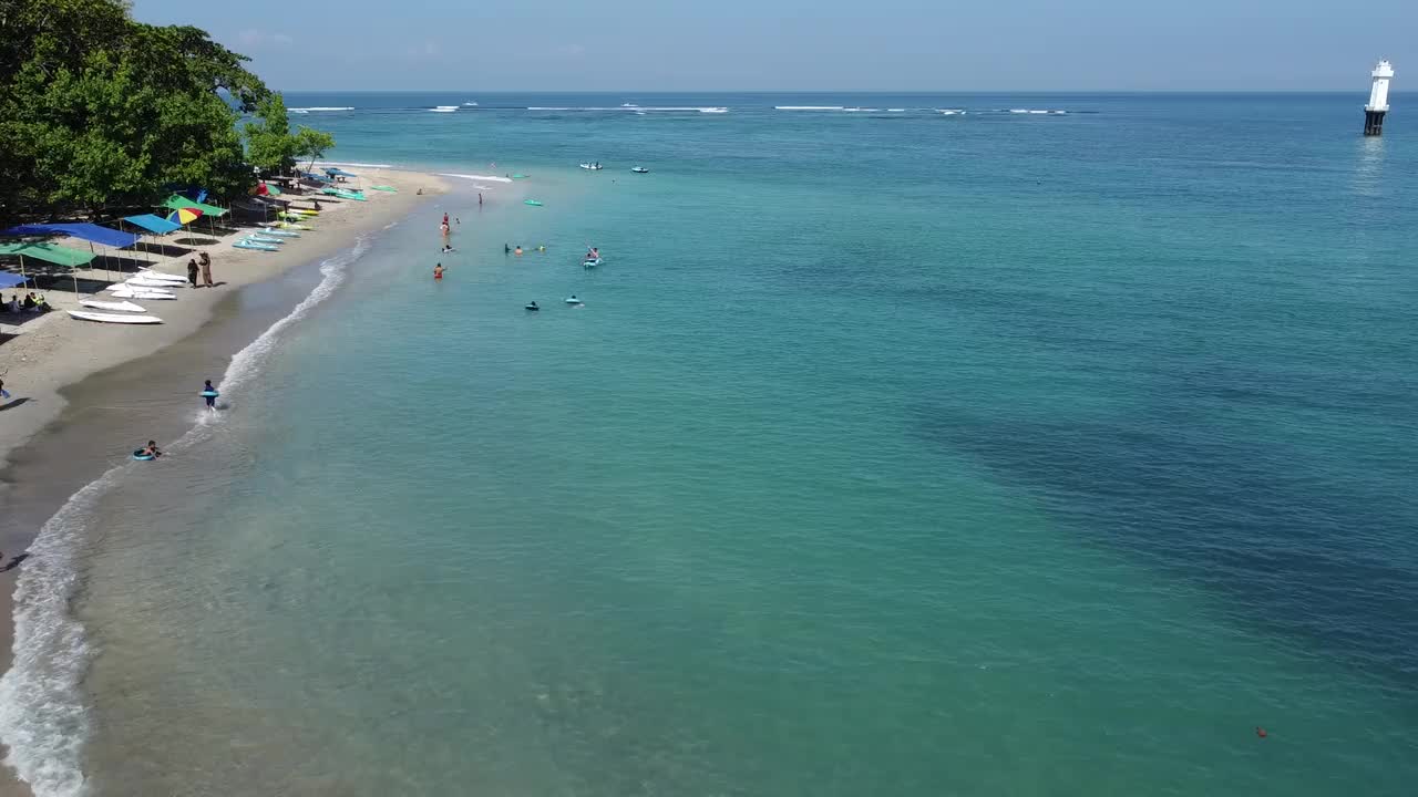 夏天的风景。无人机拍摄的印尼圣吉吉海滩绿松石海中的船只群鸟瞰图视频下载