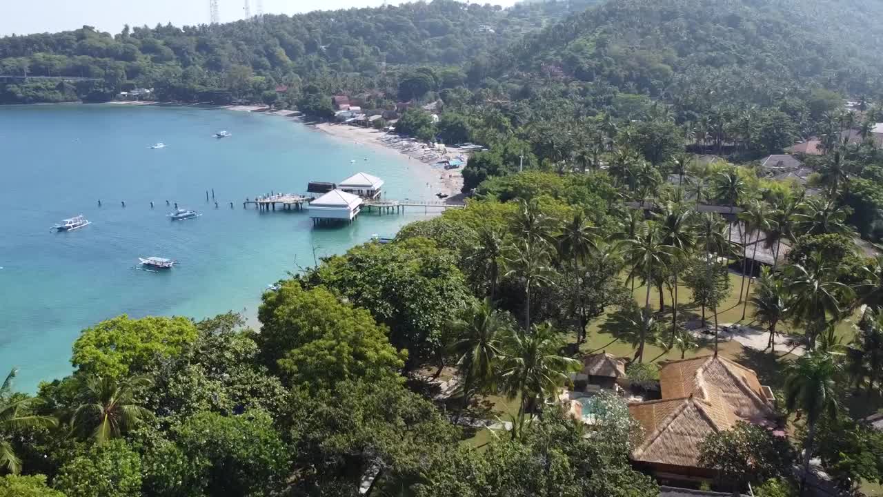 夏天的风景。鸟瞰在印尼圣吉吉海滩绿松石海中的船只群视频下载