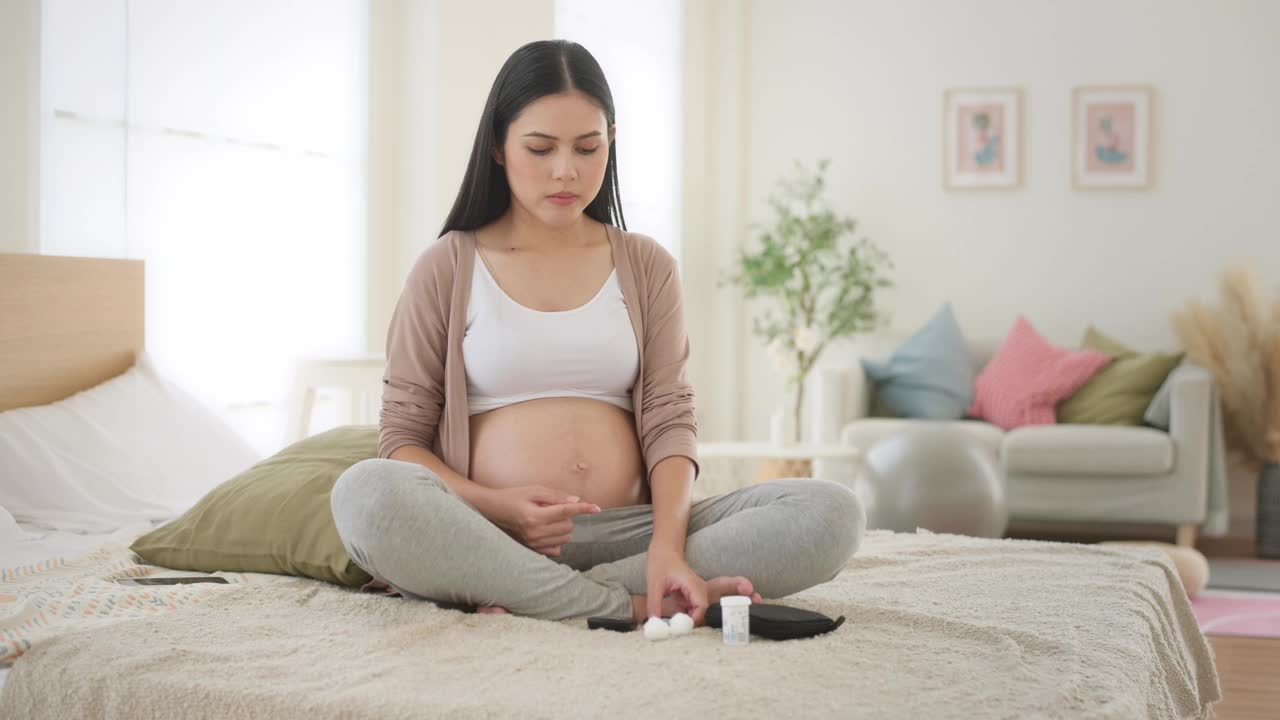 孕妇用数字血糖仪检查血糖水平视频素材