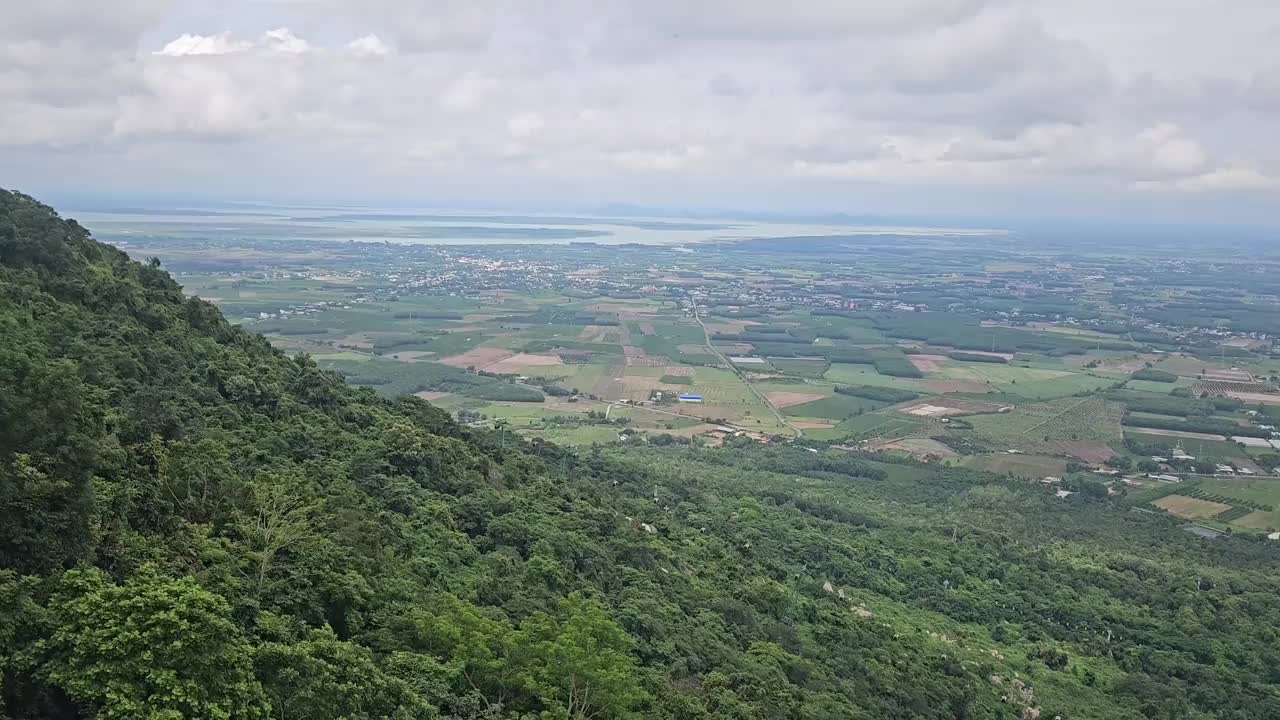 缆车沿着山坡在巴登山，Tay Ninh，越南。稻田和蓝天白云的背景。视频素材