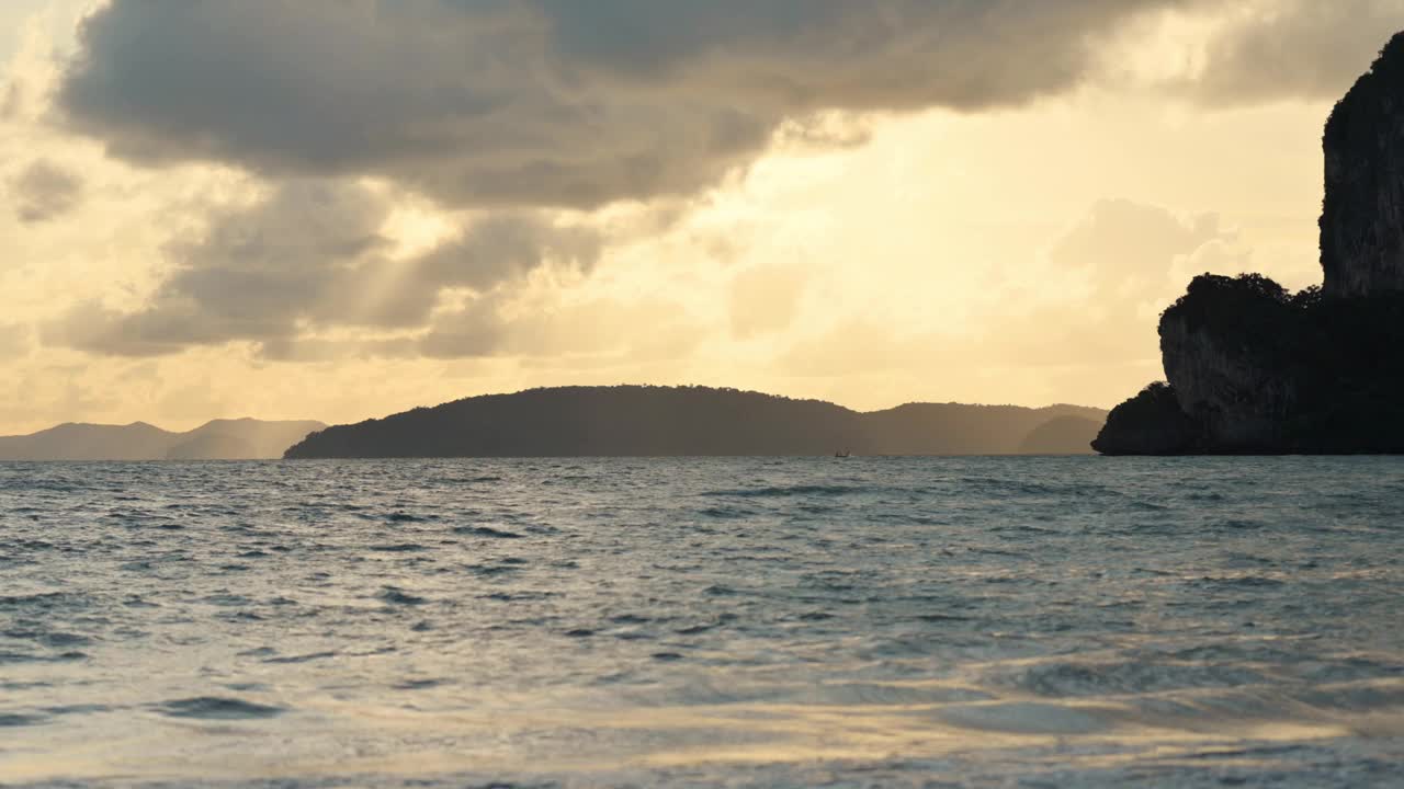 日落在大海上，开阔的视野，空旷的自然海滩，放松的视野，风景景观，热带海滩，泰国普吉岛南部视频下载