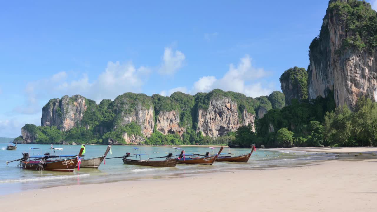 美丽动人的视频长尾船离开玛雅湾，皮皮岛，泰国甲米岛在夏天视频素材