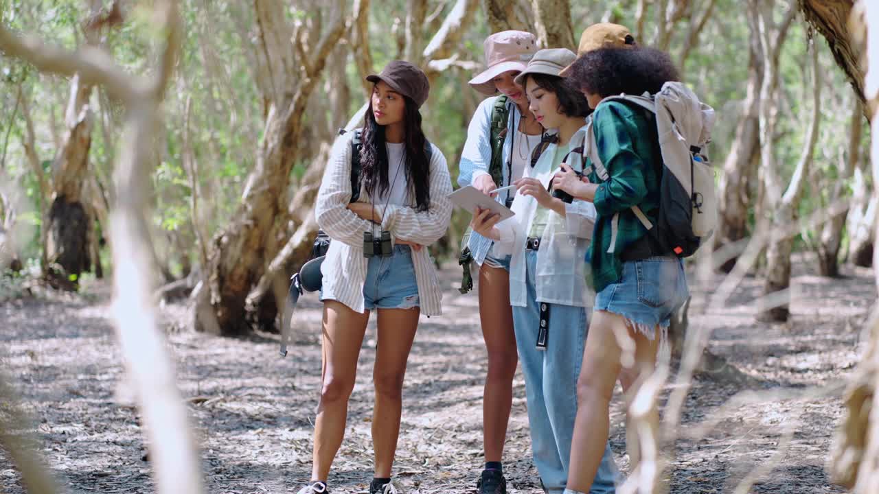 生物学家在准备早晨徒步旅行时享受彼此的陪伴视频下载