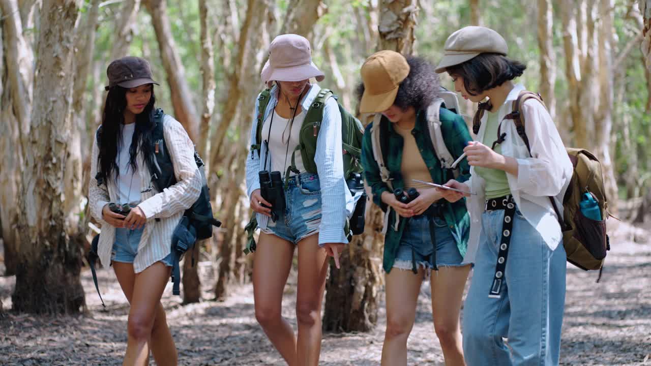 生物学家在准备早晨徒步旅行时享受彼此的陪伴视频下载