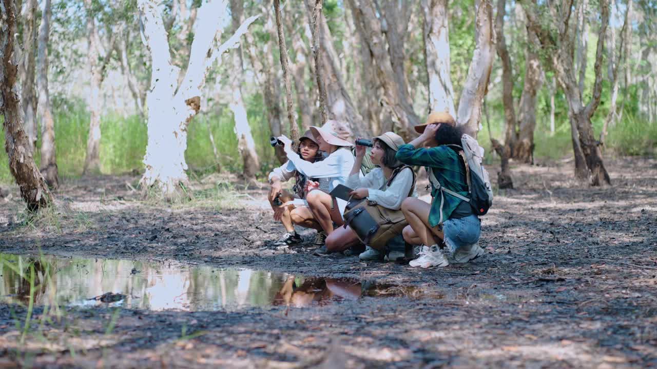 生物学家在准备早晨徒步旅行时享受彼此的陪伴视频下载