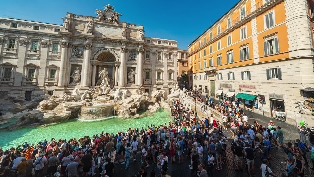 意大利罗马地区，Piazza di Trevi喷泉旅游观光，快乐放松，旅游目的地概念视频下载