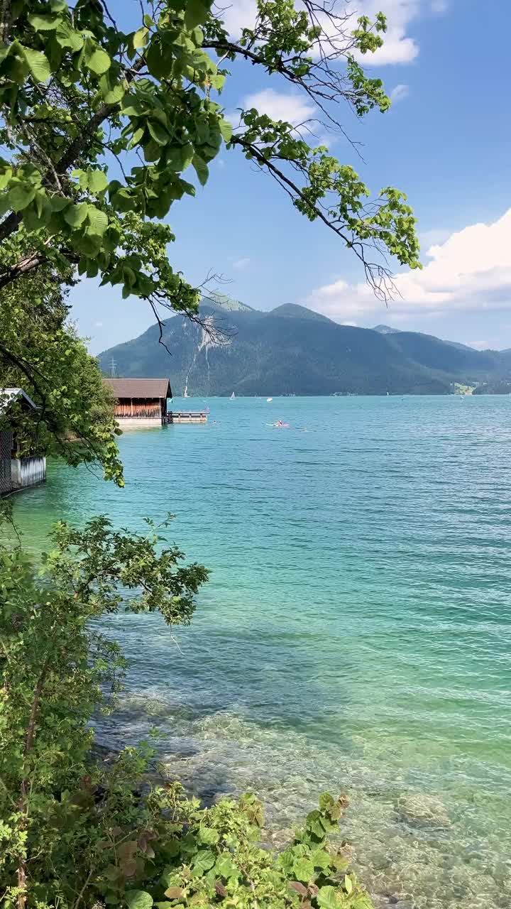 德国巴伐利亚州的科切尔湖湖畔。湖Walchensee视频素材