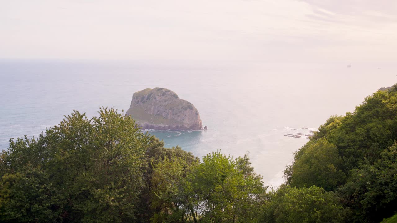 西班牙巴斯克地区的San Juan de Gaztelugatxe岛景色。高品质的4k素材4k库存视频视频下载