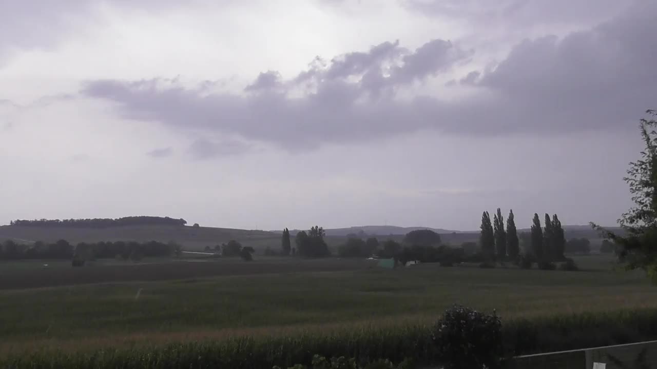 雷雨笼罩着玉米田的乡村景观视频下载