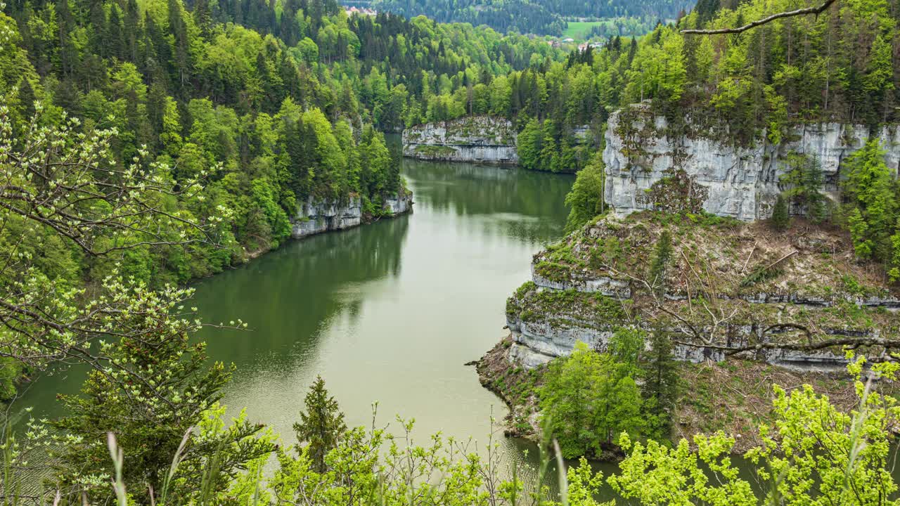 延时拍摄，峡谷内湖泊的壮丽全景。纳沙泰尔州的布雷内特湖视频素材