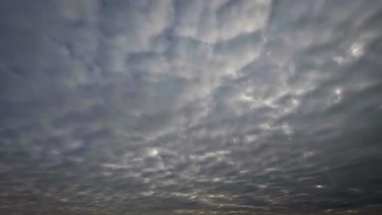 可爱的天空延时与巨大的灰色雨云-循环视频视频下载