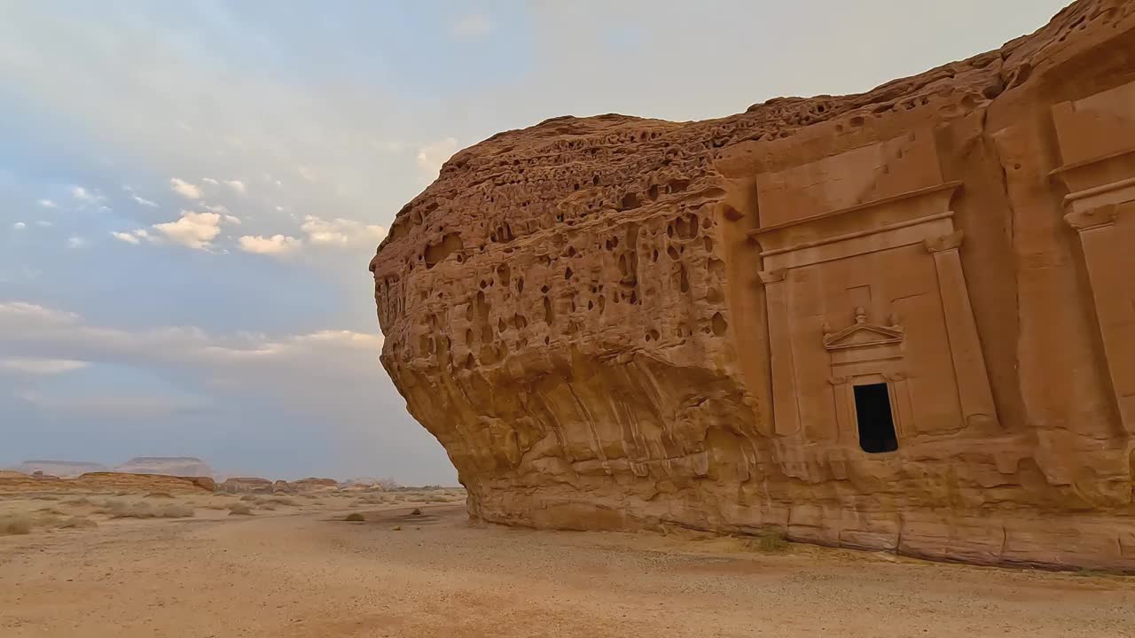 在沙特阿拉伯Hegra的Jabal Al Ahmar，古老的纳巴泰建筑，18座古墓坐落在这里视频下载