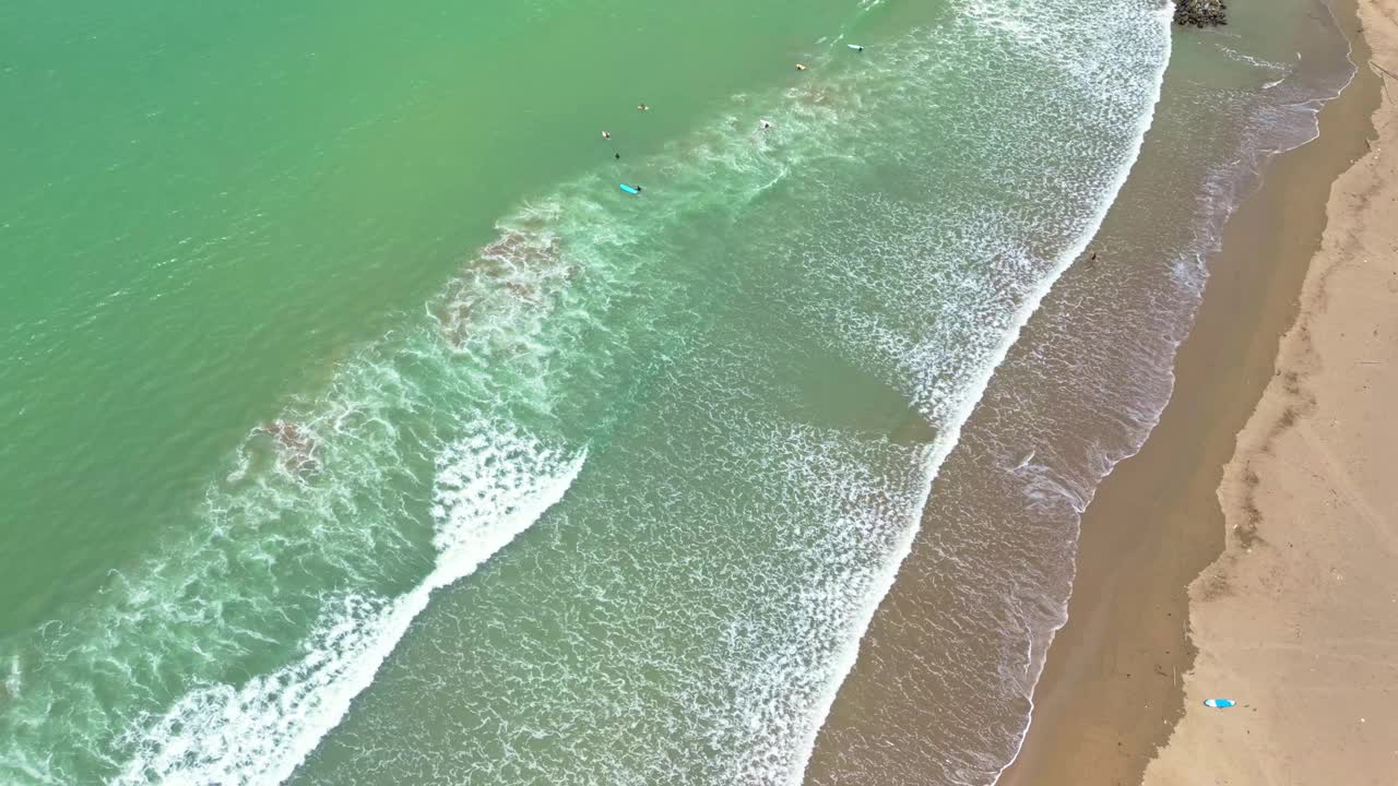 太平洋海滩海景与冲浪者在太平洋，印度尼西亚视频下载