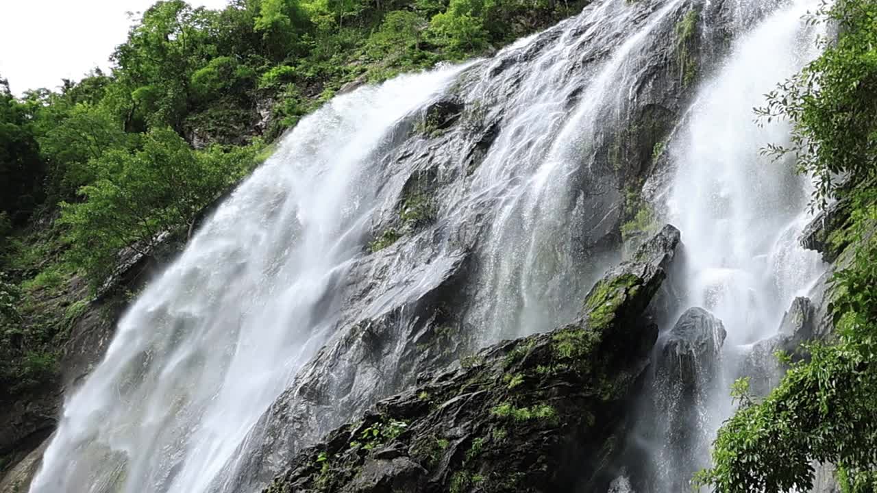 夏天的瀑布视频素材