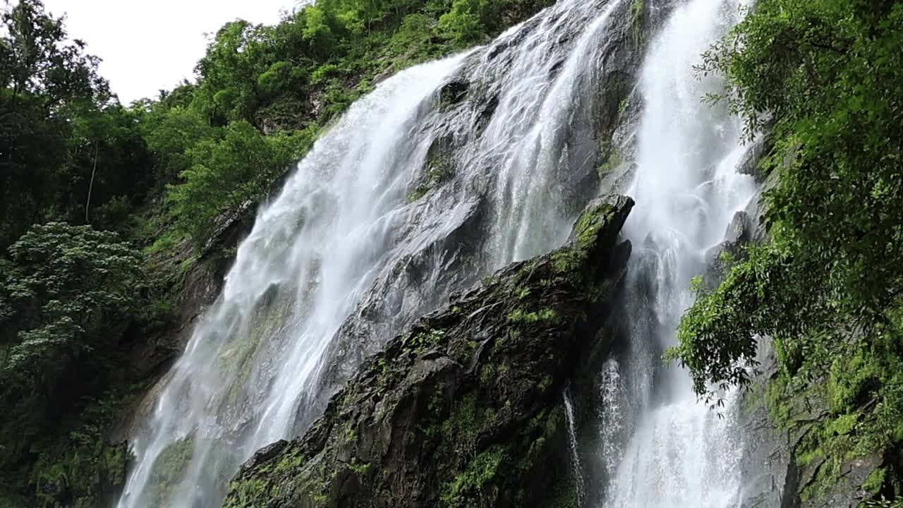 夏天的瀑布视频素材