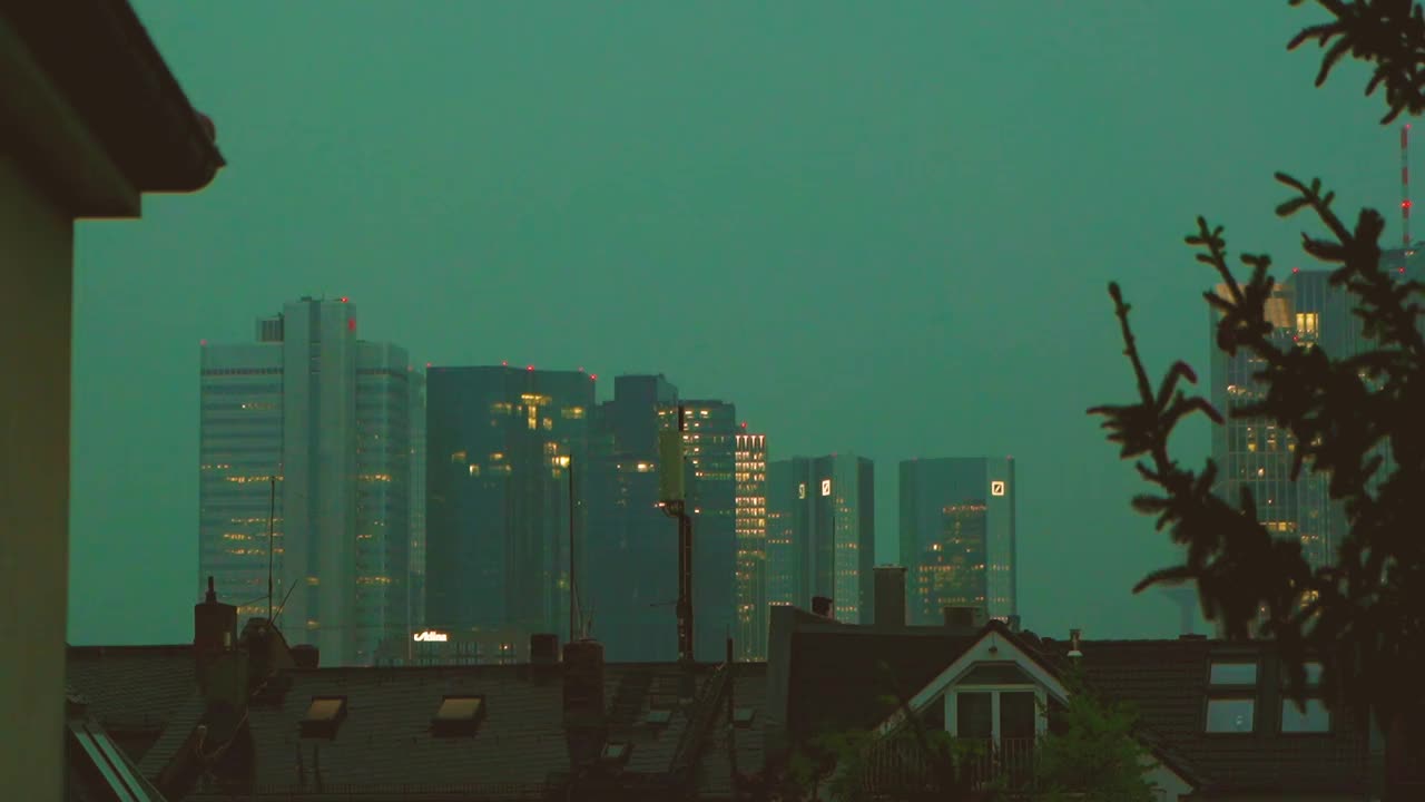 在一个暴风雨的夜晚，雷击在现代城市建筑附近视频素材