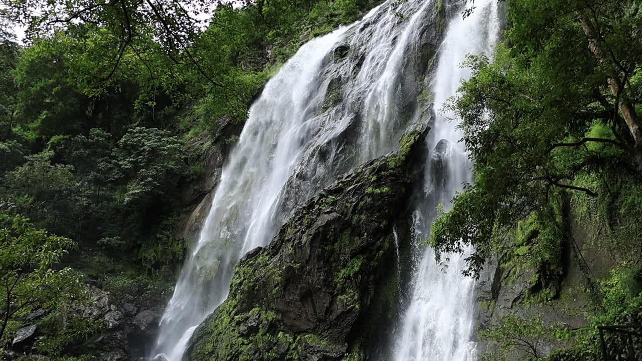 夏天的瀑布视频素材