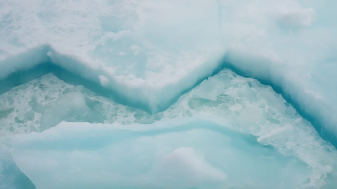 破冰船航行在冰冻的北极水域，在慢动作中击碎大块的冰块。由此产生的连锁反应产生了令人着迷的视觉效果视频素材