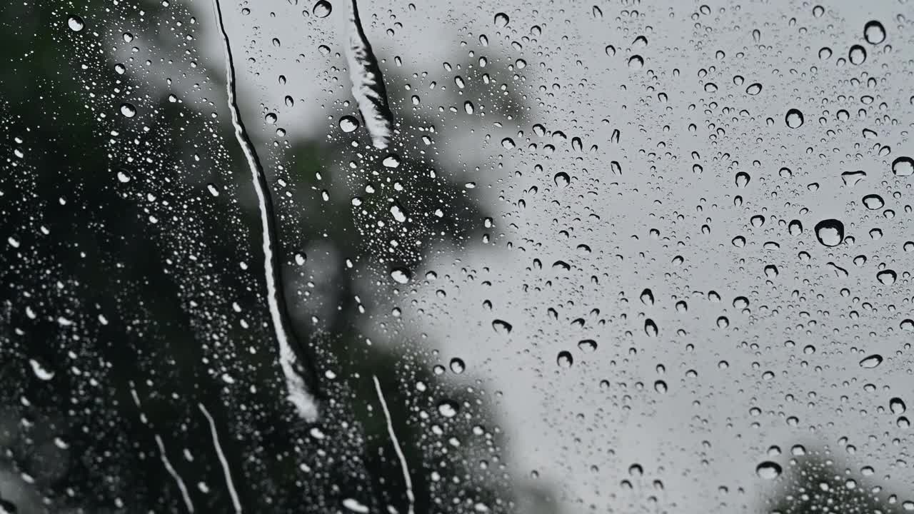 下雨时汽车玻璃窗上的露珠。视频下载