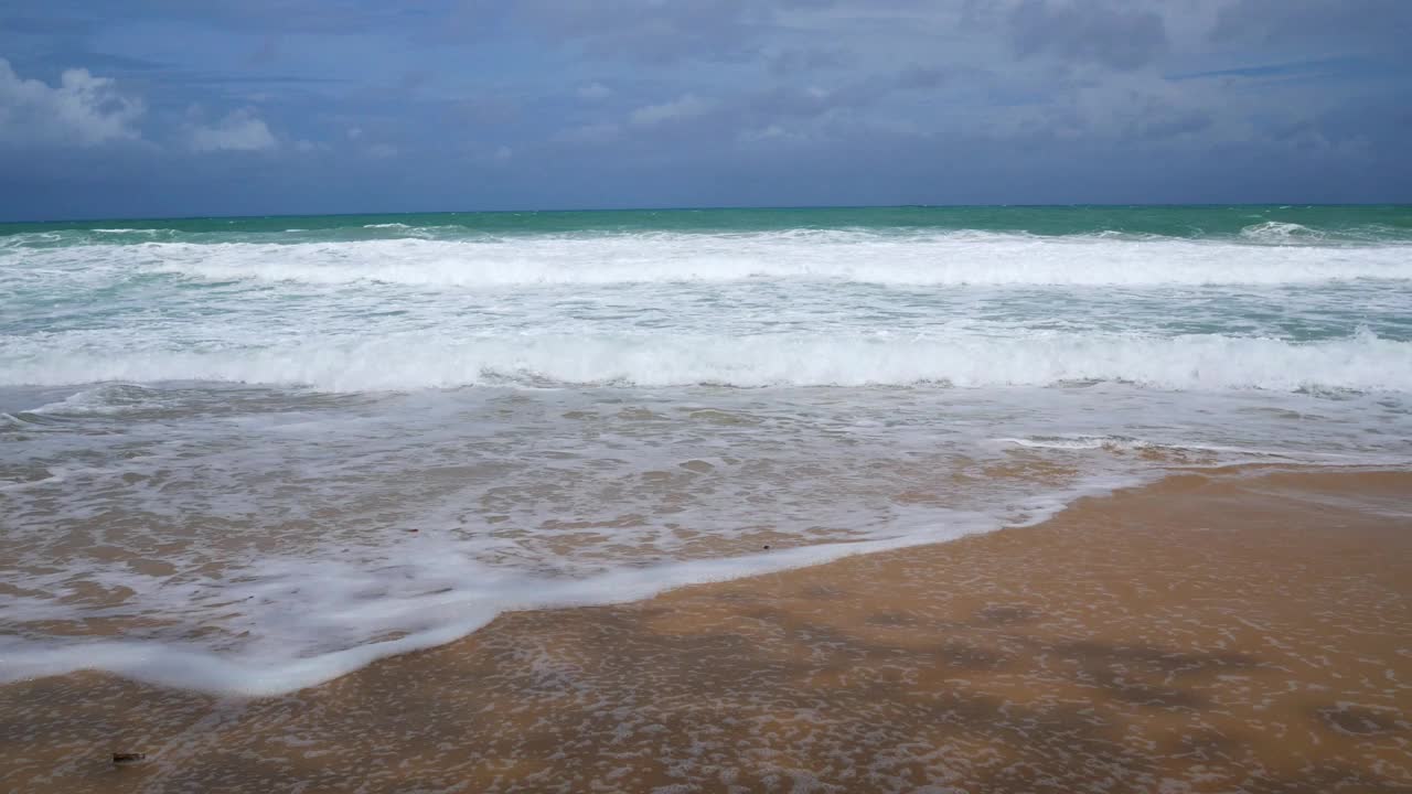 海景，沙滩，悬崖，沙滩，海湾，强烈的海浪拍打白色的沙滩，普吉岛热带度假旅游视频下载