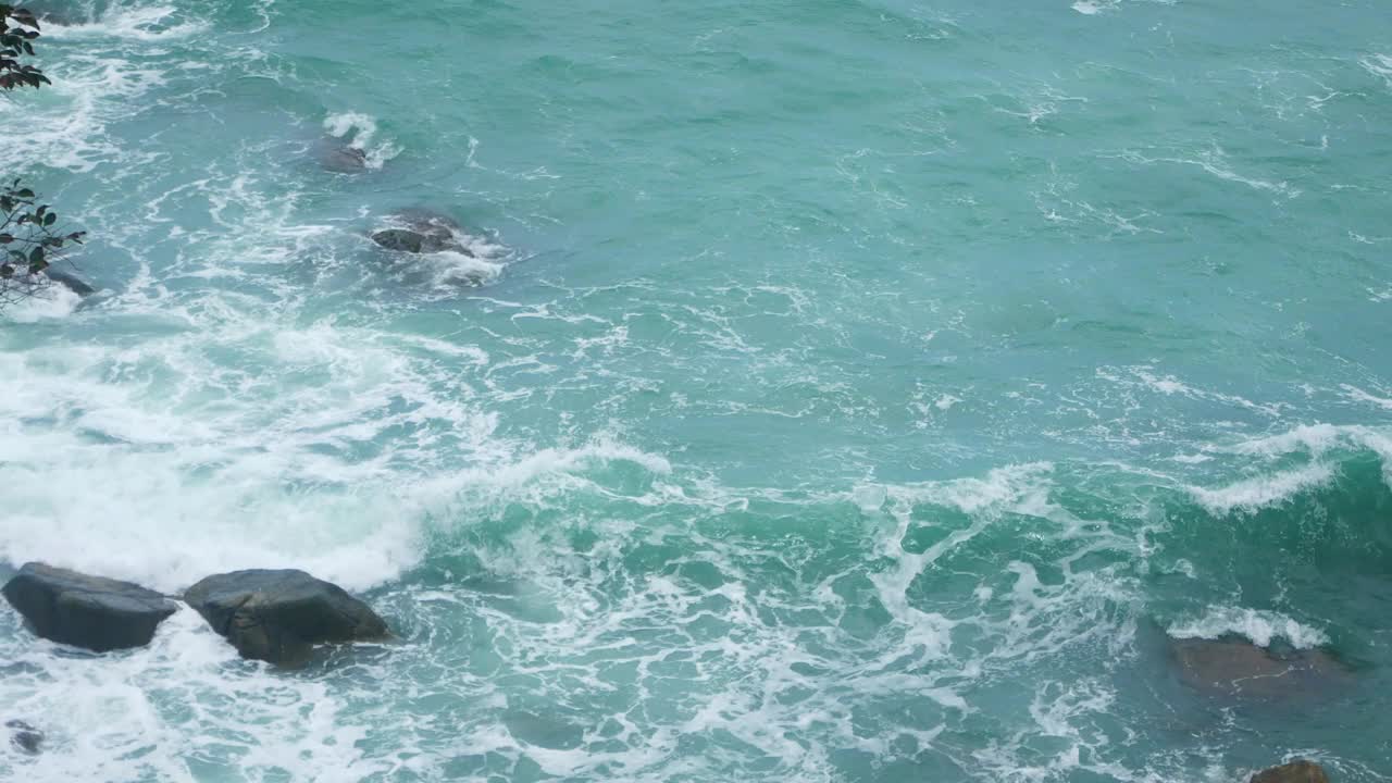 顶部鸟瞰图的大海大浪来到海滩在暑假假期时间自然背景视频下载