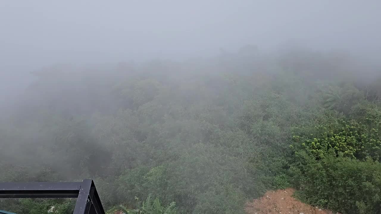 平移拍摄的雾蒙蒙的巴登山，越南，Tay Ninh。视频下载