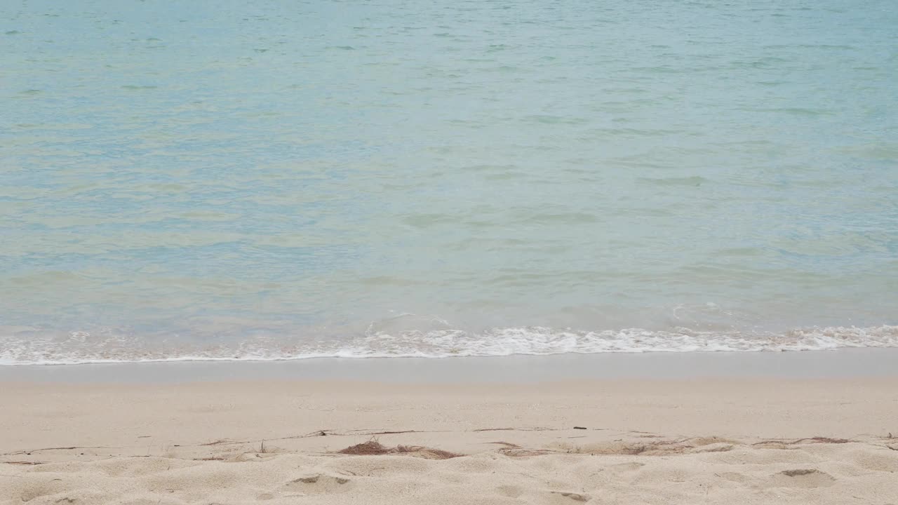 欣赏夏天的海浪，同时击中白色的沙滩自然与水溅在泡沫视频下载