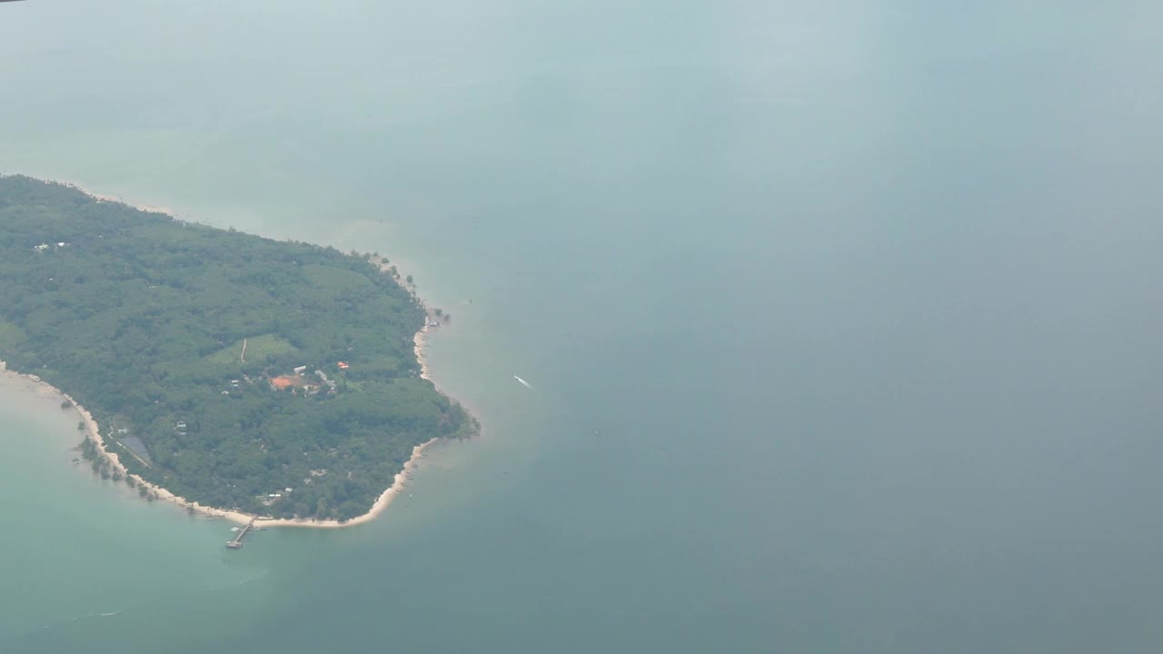 从云层上空飞行的飞机上鸟瞰攀牙湾和许多悬崖岩石山岛，准备降落到普吉岛机场视频下载