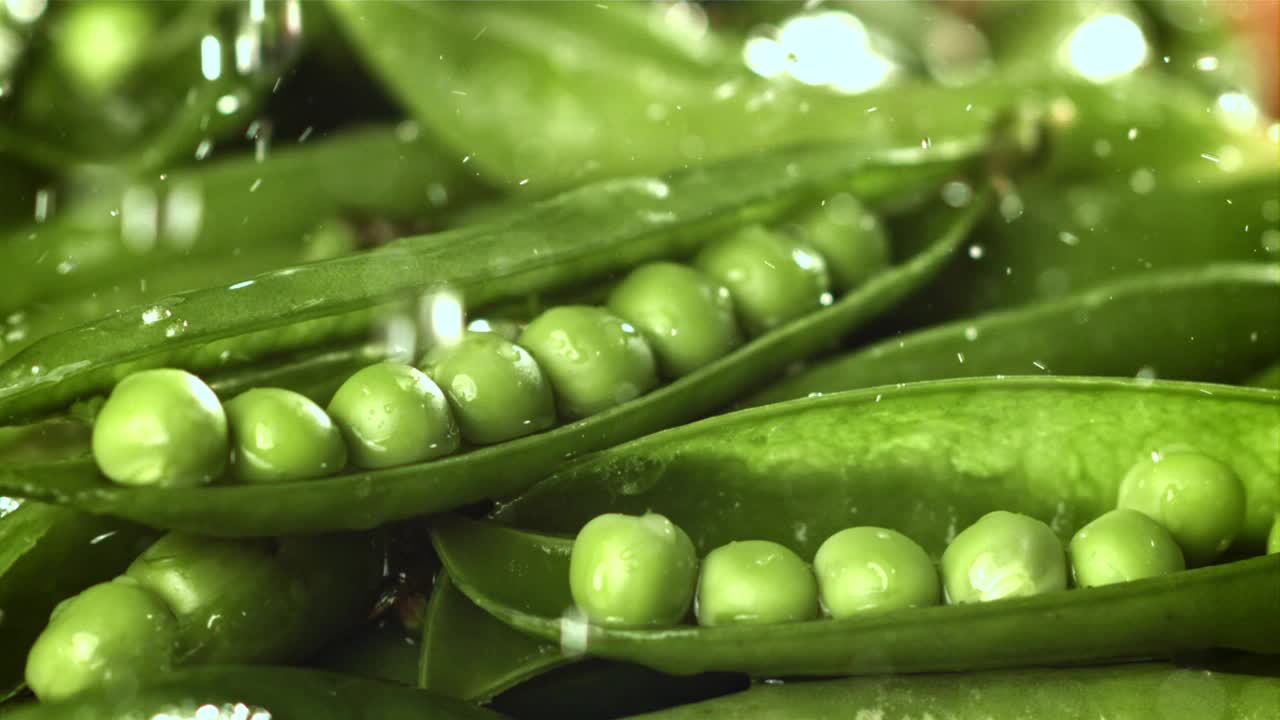 新鲜的青豆。用高速摄像机拍摄，每秒1000帧。视频下载