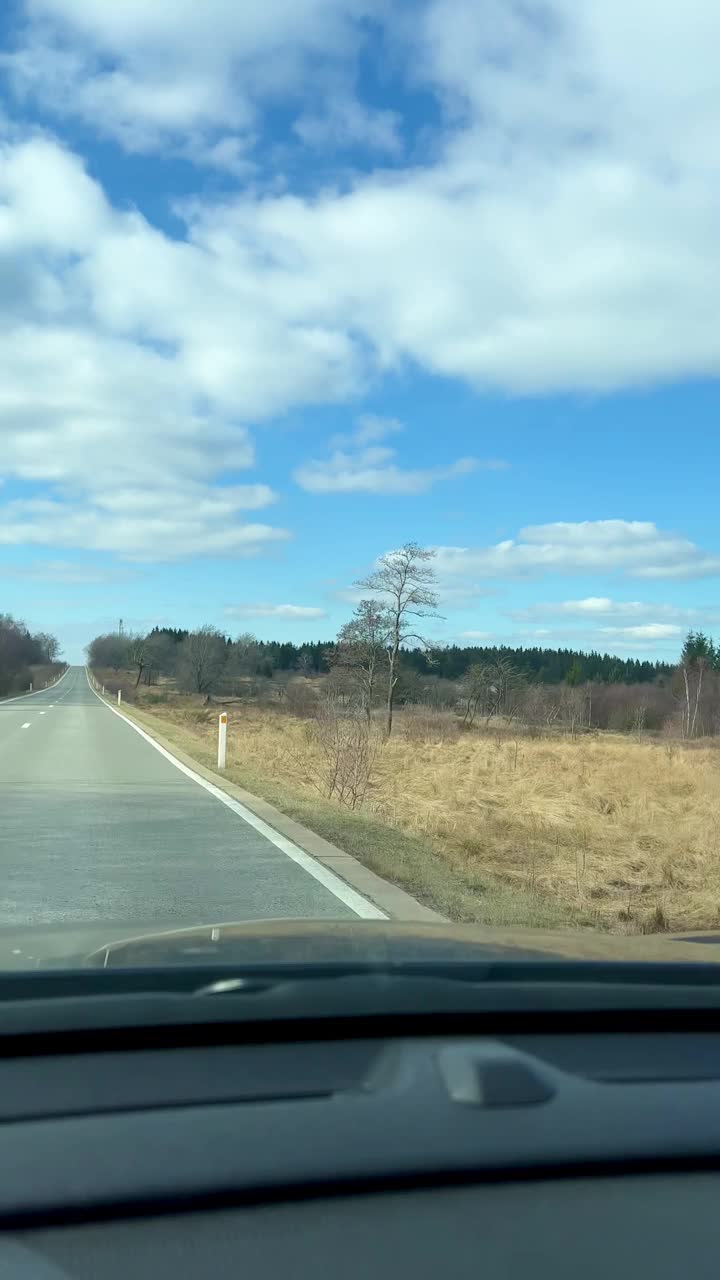 汽车POV行驶在一个国家的道路在自然风挡在运动中的比利时高沼泽视频下载