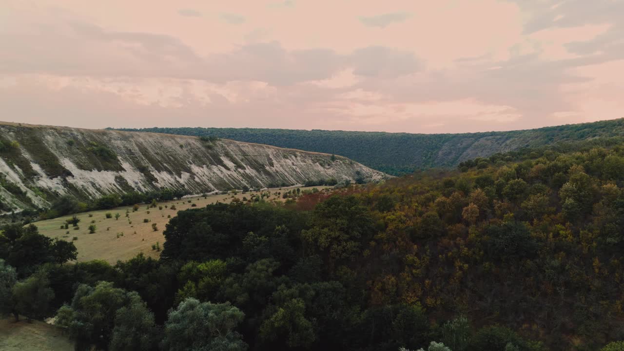 风景如画的天空下，郁郁葱葱的山谷和连绵起伏的山丘，宁静的景色，完美的自然主题图像视频下载